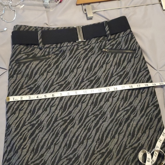 Black & Charcoal Leopard print skirt with belt, size 8, Darjoni - Picture 5 of 5